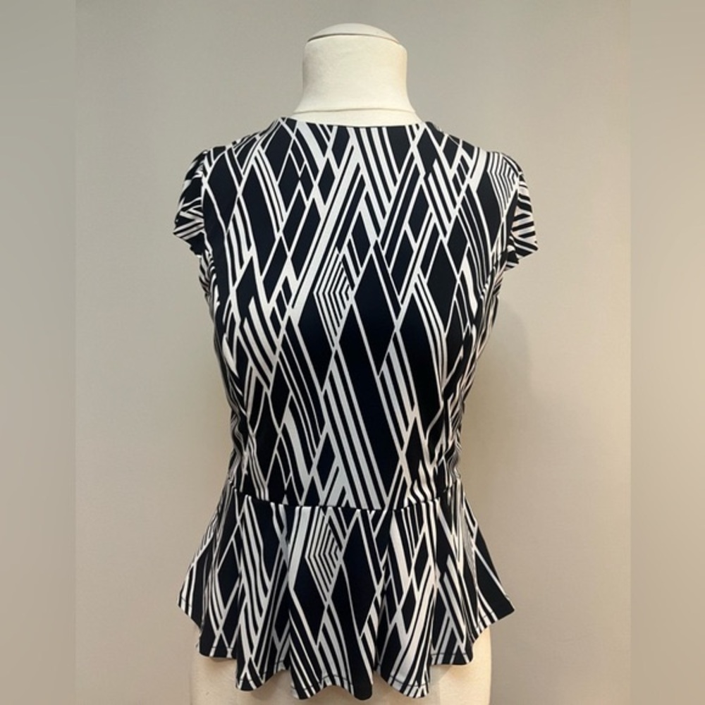 TIFFANYSLABEL BLACK & WHITE PRINT PEPLUM TOP SIZE MEDIUM W/CAP SLEEVES